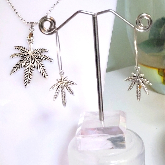 HANDMADE LARGE LEAF PENDANT NECKLACE 🍃 - Picture 4 of 5